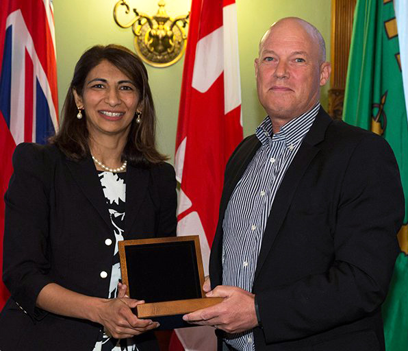Bob Reid, PhD, Deputy Chief of Prevention and Rehabilitation at the Ottawa Heart Institute, receives the Heather Crowe Smoke-Free Ontario Award at Queen’s Park from Dipika Damerla, Associate Minister of Health and Long-Term Care.