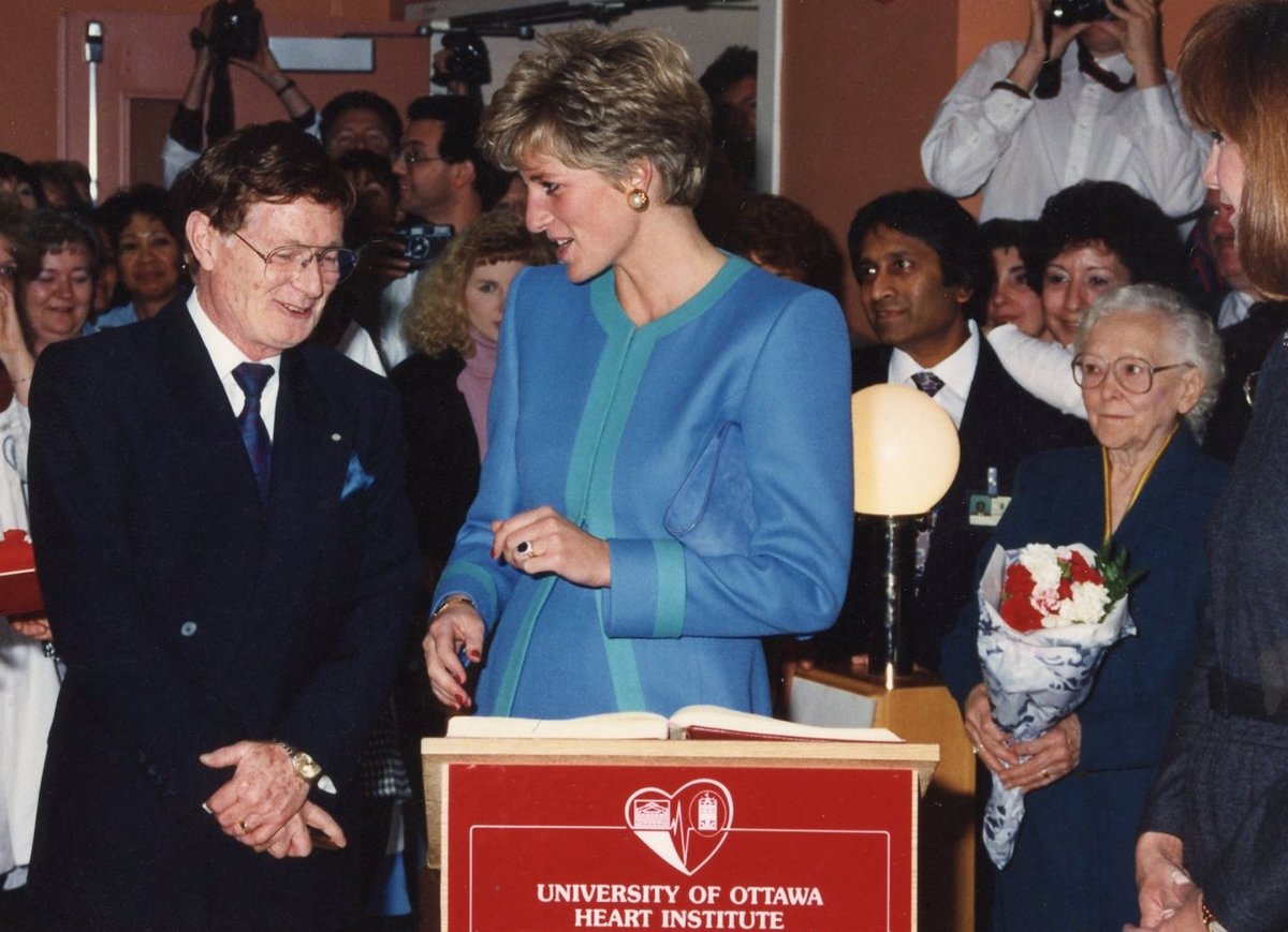 Diana, princesse de Galles, accompagnée du Dr Wilbert Keon, à l’Institut de cardiologie d’Ottawa, en 1991.