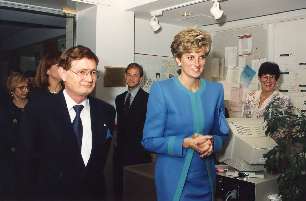 Le Dr Keon fait visiter les installations du centre de prévention de l’Institut à la princesse Diana.