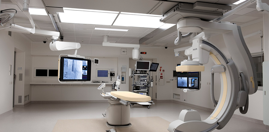 Les salles d’opération hybrides sont plus grandes que les salles d’opération standard pour pouvoir accueillir de plus grandes équipes, tout l’équipement d’un laboratoire de cathétérisme, et des stations de préparation pour divers types de procédures.