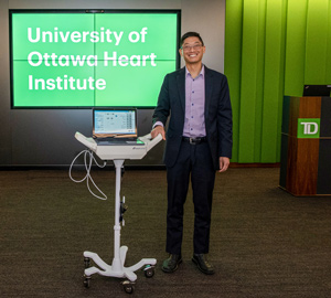 Le Dr Benjamin Chow avec un dispositif de test CAD-det.