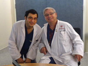 Le Dr Roshan Raut (à gauche) à l’Institut de cardiologie de l’Université d’Ottawa pendant sa formation en électrophysiologie, ici avec le Dr Martin Green, directeur du programme de bourses de recherche.