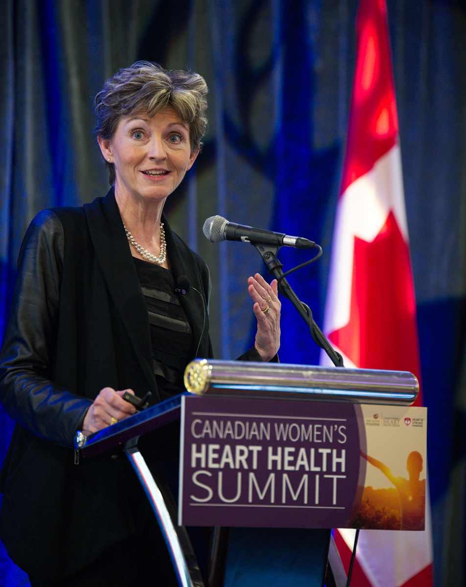 La conférencière Sharonne Hayes, médecin à la Clinique Mayo, s’adresse aux participants du Sommet canadien sur la santé cardiaque des femmes, qui a eu lieu en avril.
